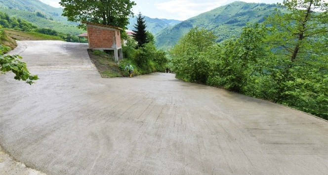 Altınordu’da beton yol seferberliği sürüyor