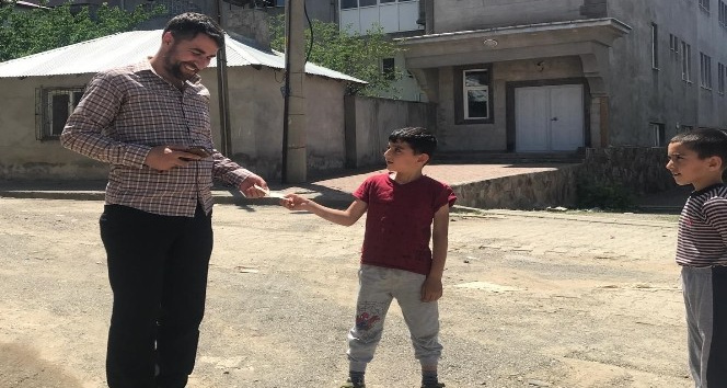 Bingöl’de para bulan çocuklar, parayı imama teslim etti