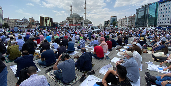 Taksim Camii’nde ilk namaz kılındı