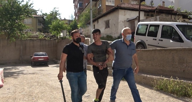 Arkadaşıyla kavga eden alkollü şahıs balkondan sarktı, ekiplere direndi