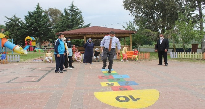 Milli Eğitim Müdürü Yıldız çocuklarla oyun oynadı