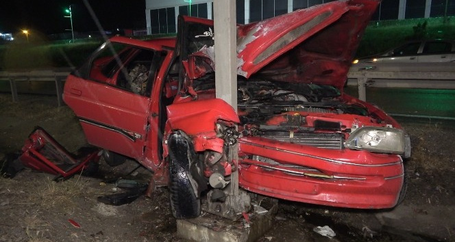 Kontrolden çıkan otomobil trafik levhasına çarptı: 4 yaralı