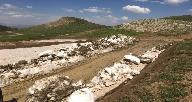 Şırnak’ta karla mücadele çalışmaları devam ediyor
