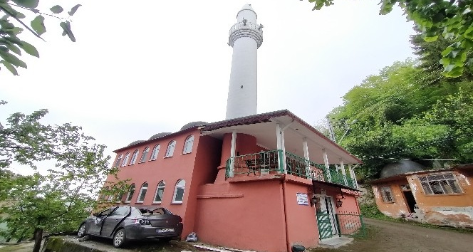Ordu’da yıldırım düşen minarenin ucu koptu