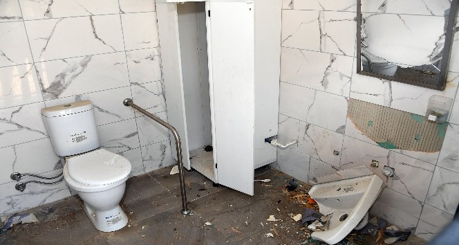 Mersin’de sahildeki tesisler tahrip edildi