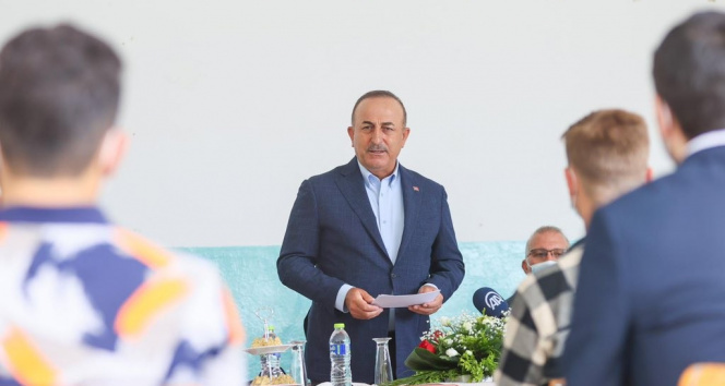 Bakan Çavuşoğlu, Celal Bayar Azınlık Lisesi’ni ziyaret etti