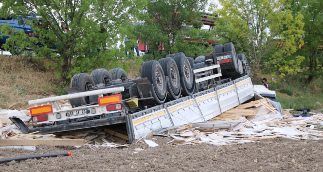Mermer yüklü tır devrildi, baba öldü oğlu ağır yaralandı