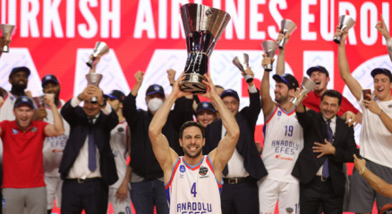 Şampiyon Anadolu Efes kupasını aldı