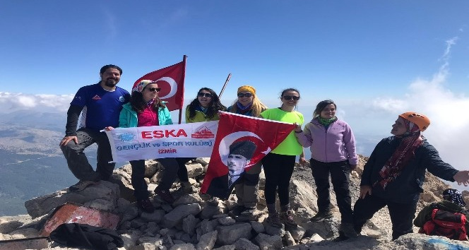 2 bin 998 metrelik Dedegöl dağı zirvesine tırmandılar