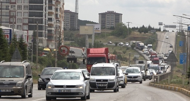 43 ilin bağlantı noktasında trafik yoğunluğu