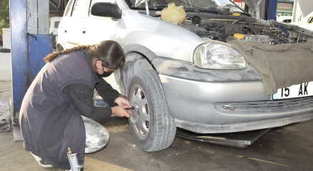 15 yaşındaki oto tamircisi Sultan babasının eli ayağı oldu