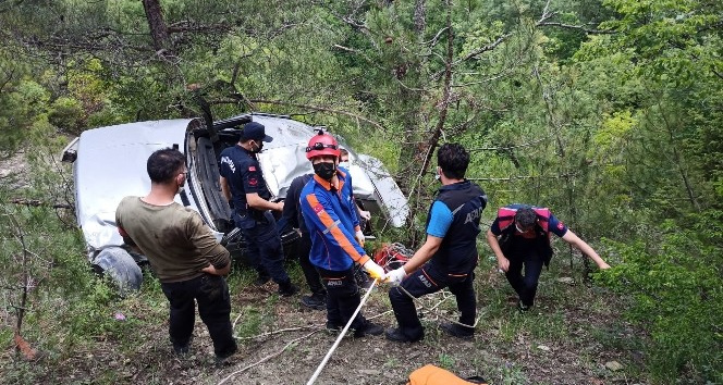 Sinop’ta virajı alamayan otomobil 80 metrelik uçurumdan yuvarlandı: 1 ölü