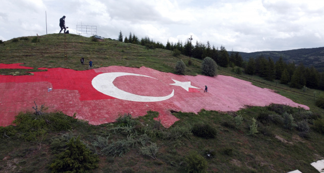 Bin 400 metrekare büyüklüğündeki Türk Bayrağını boyamak için seferber oldu