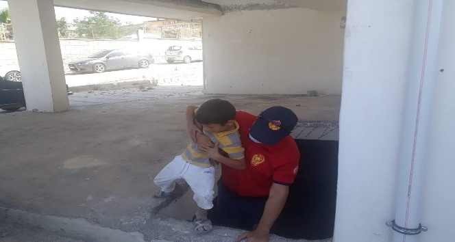 İnşaatın bodrum katına düşen çocuk kurtarıldı