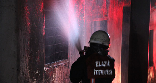 Elazığ’da metruk ev yangını