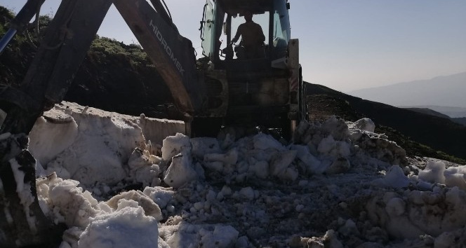 Şırnak’ta haziran ayında da karla mücadele çalışmaları sürüyor