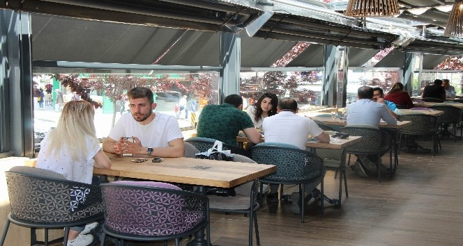 AVM’ler kafe ve restoranların açılmasıyla hareketlilik bekliyor