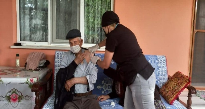 “Covid-19 savaşçıları” köylerde aşılama çalışmalarına devam ediyor
