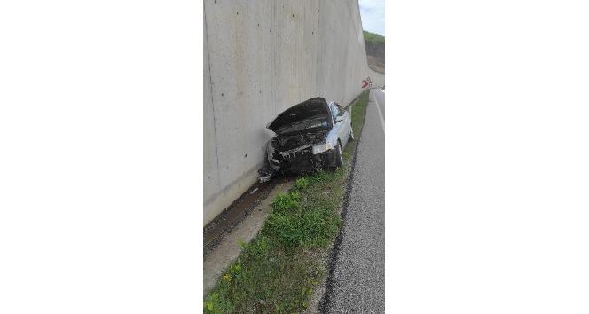 Otomobil duvara çarptı: 2 yaralı