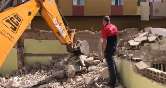 Mardin’de itfaiye ekipleri metruk binada mahsur kalan köpek için seferber oldu