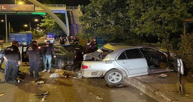 Yabancı plakalı tır, park halindeki 3 otomobile çarptı: 1 ölü