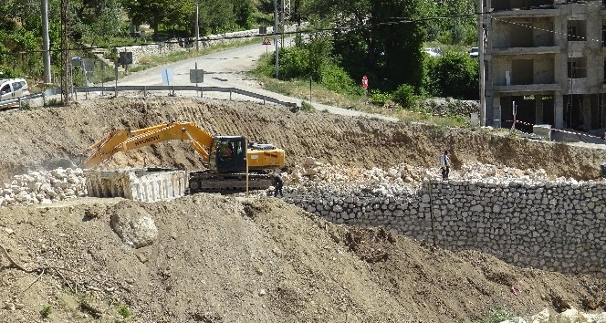 Karaman Başyayla’da dik ve virajlı yollar genişletiliyor