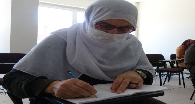 Torunlarıyla mesajlaşmak ve haberleri okumak için 65 yaşında okuma-yazma öğrendi