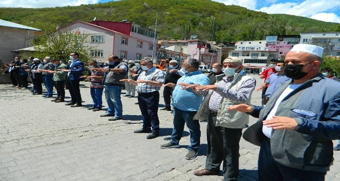 Posof’ta yağmur duası edildi kurban kesildi