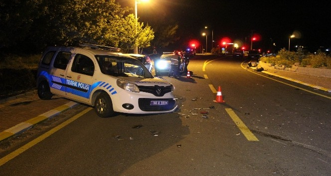 Dur ihtarına uymayan sürücü polis aracına çarptı: 3 yaralı
