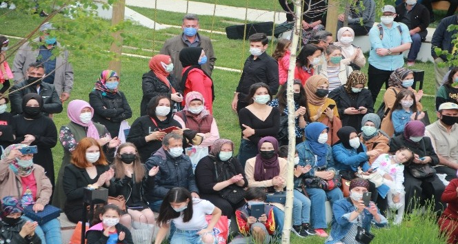 (ÖZEL) Bilecik’te koronavirüsle omuz omuza dans edildi