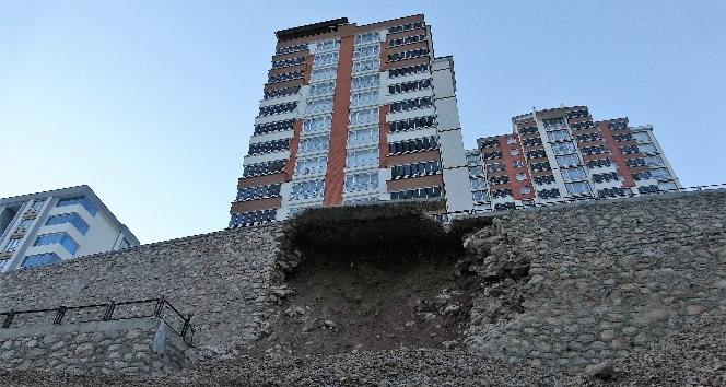 Tokat’ta 16 katlı binanın istinat duvarı çöktü, vatandaşlar tedirgin