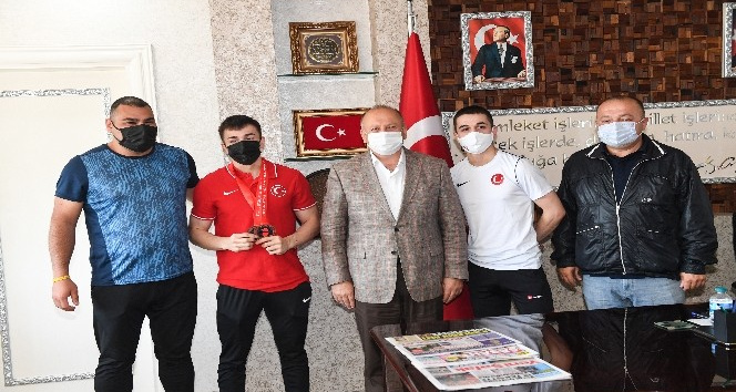 Başkan Tavlı, başarılı haltercileri ödüllendirdi