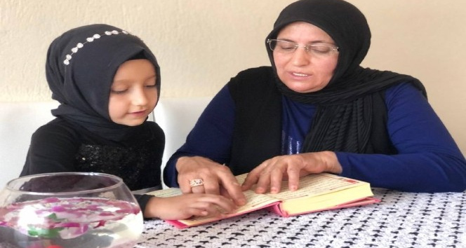 Anneannesiyle birlikte gittiği kursta heves edip 6 yaşında Kur’an-ı Kerim okumayı öğrendi