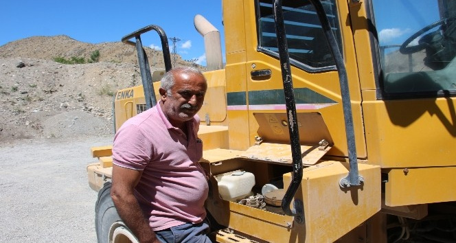 İş makinesinin kepçe hidroliğinin üstü 3 yıldır kuş yuvası oldu