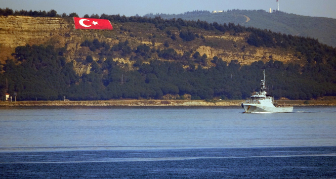 İngiliz savaş gemisi ’HMS Trent’ Çanakkale Boğazı’ndan geçti