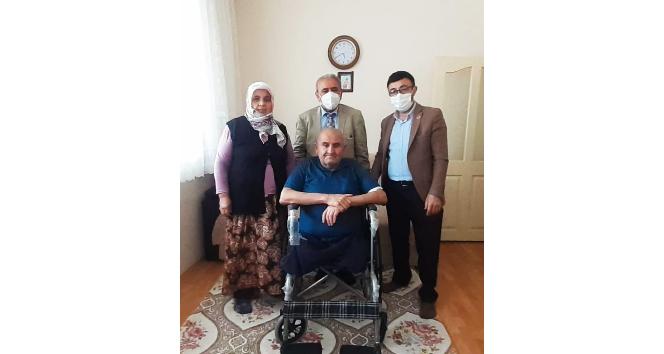 İl Genel Meclis Başkanı Bektaş’tan diyaliz hastasına tekerlekli sandalye