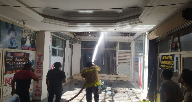 Kızıltepe’de yüzlerce giyim dükkanının bulunduğu pasajda çıkan yangın korkuttu