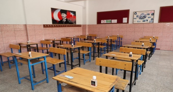 Nevşehir Belediyesi, LGS’ye girecek öğrencileri kırtasiye ve el dezenfektanı dağıttı