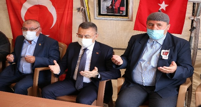 Cumhurbaşkanı Yardımcısı Oktay, şehit ailesini ziyaret etti