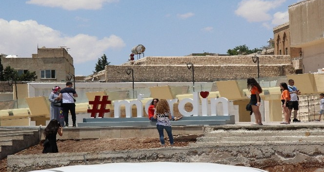 Mardin’e gelen Amerikalı turist gördüklerine hayran kaldı