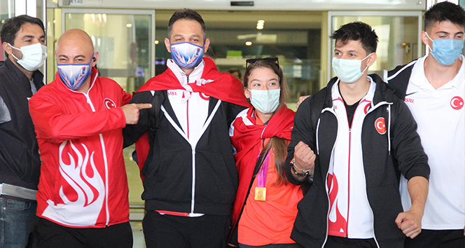 Ayşe Begüm Onbaşı'ya İzmir'de coşkulu karşılama