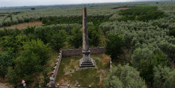 Roma dönemine ait 12 metre yüksekliğinde anıt mezar 2 bin yıldır ayakta