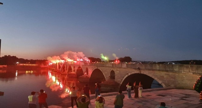 Edirneli taraftarlar Beşiktaş’ın şampiyonluğunu kutladı