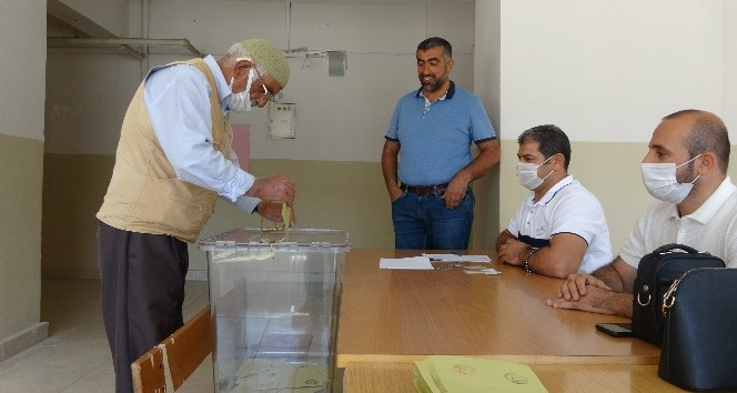 Bingöl’de vatandaşlar 9 muhtarlık için sandık başına gitti
