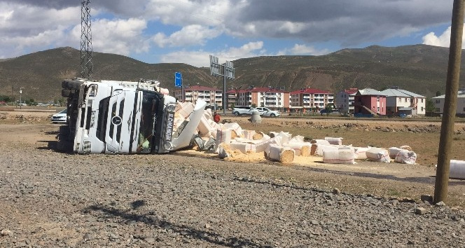 Saman yüklü tır devrildi: 2 yaralı