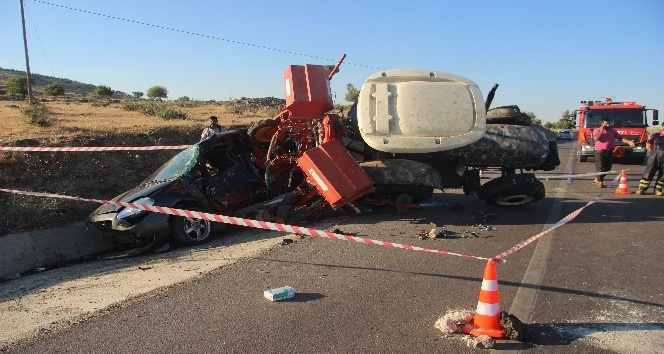 Otomobil traktöre arkadan çarptı: 2 ağır yaralı