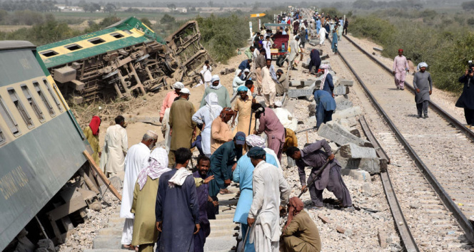 Pakistan&#039;da iki yolcu treni çarpıştı: 30 ölü, 50 yaralı