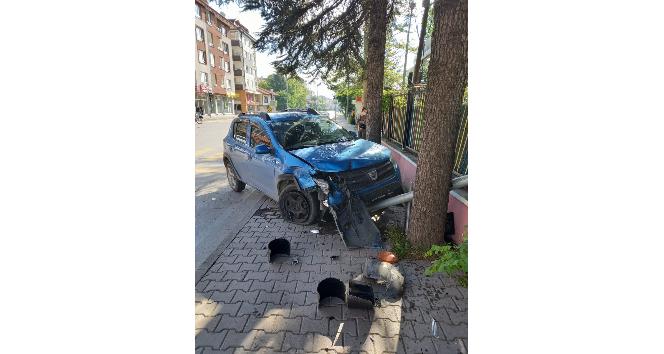 2 otomobil kavşakta çarpıştı: 1 yaralı