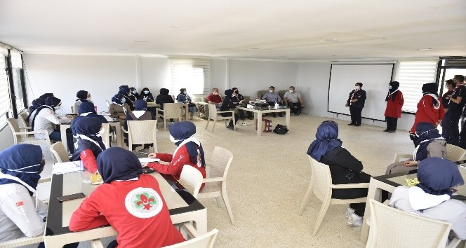 Öğretmenler ile üniversite öğrencilerine izcilik eğitimi verildi