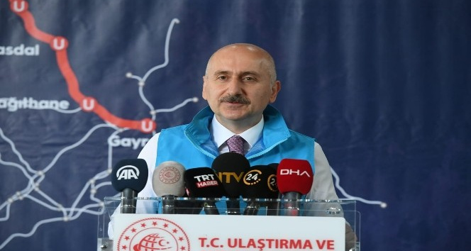 Ulaştırma Bakanı Karaismailoğlu: "Devam eden metro hattı üzerine hafriyat dökülen günleri gördü İstanbul"